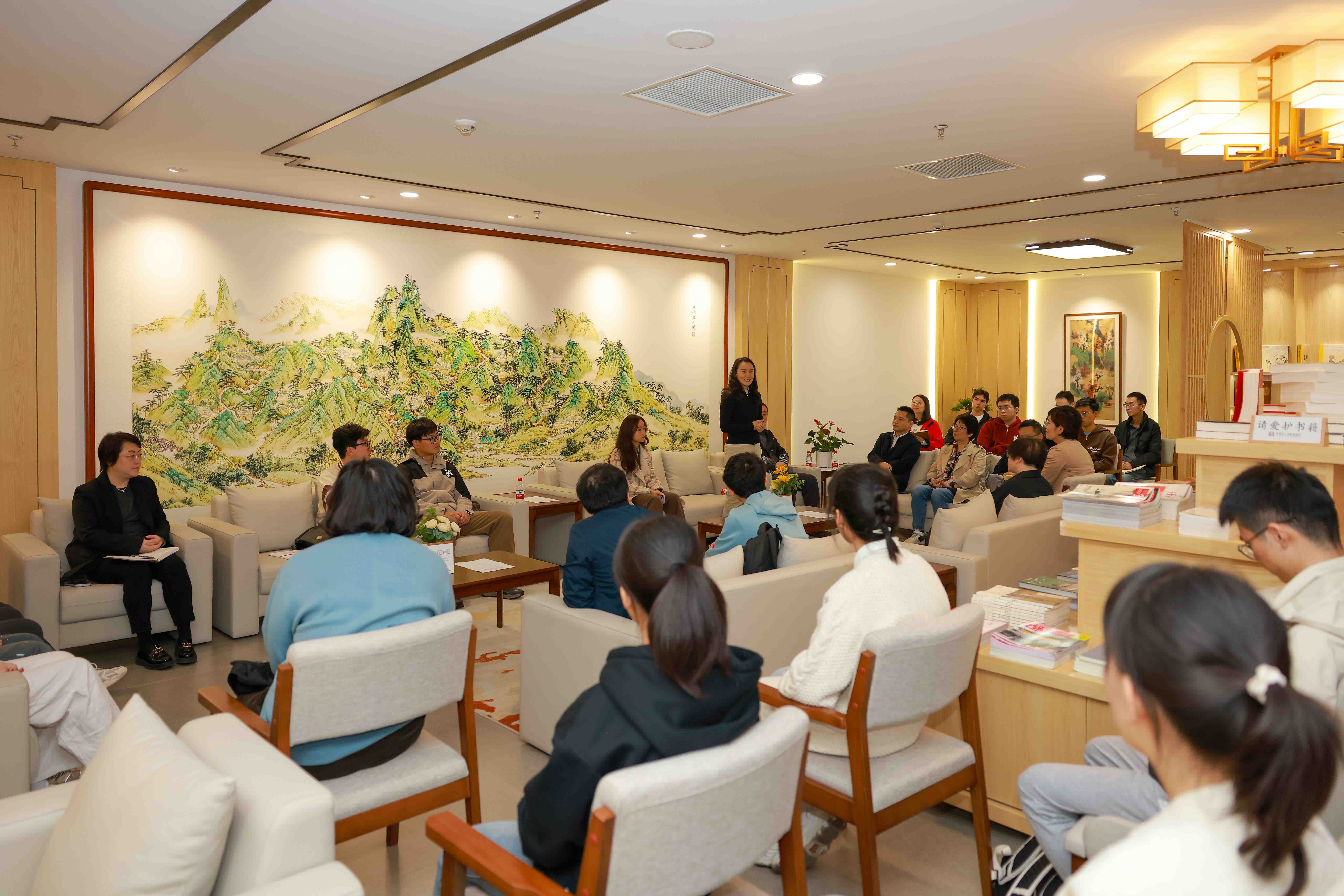 18.2024年10月15日，本馆在利用服务区举办“明清档案史料的发掘、利用与研究”主题读者交流活动。