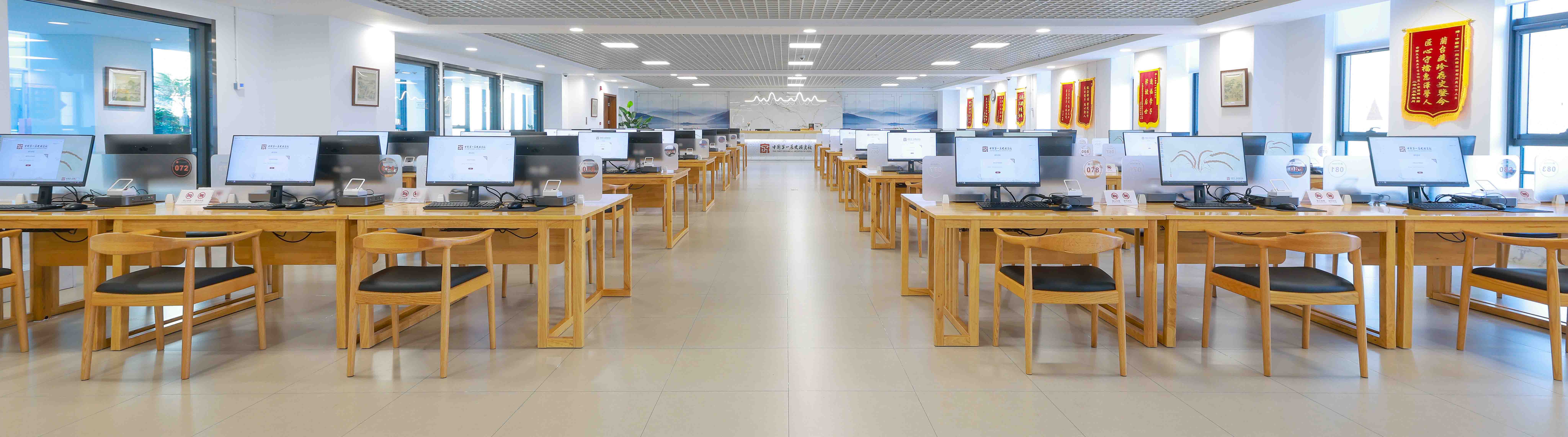 电子阅览室照片 (1)